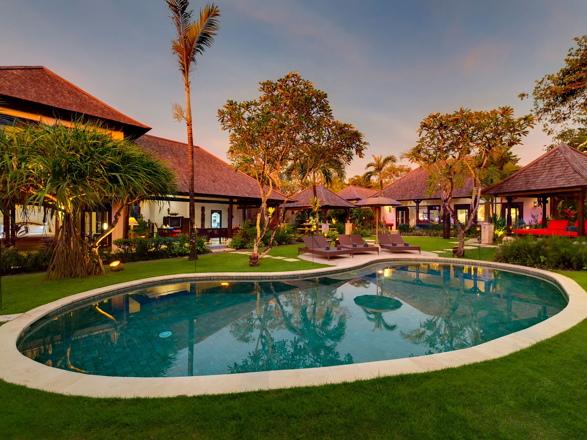 15. Villa Kakatua - Pool and villa at sunset - Villa Kakatua, Canggu, Bali